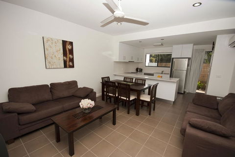 Woodville Beach Townhouse 5 - Accommodation Gladstone 1