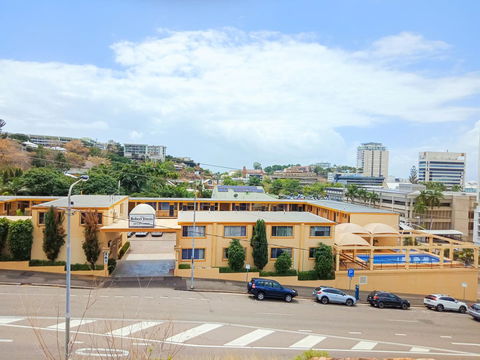The Robert Towns - Accommodation Gladstone 13
