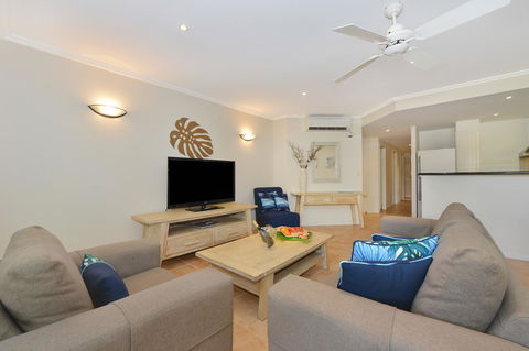 Cayman Villas Port Douglas - Accommodation Gladstone 34