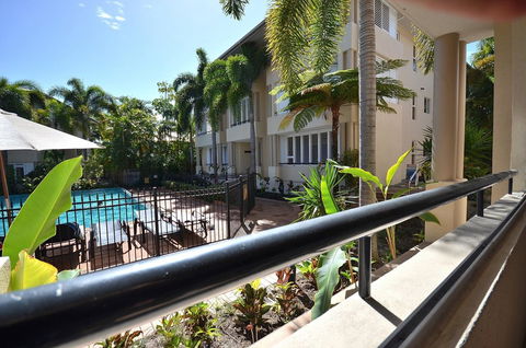 Cayman Villas Port Douglas - Accommodation Gladstone 3