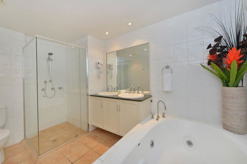 Cayman Villas Port Douglas - Accommodation Gladstone 25