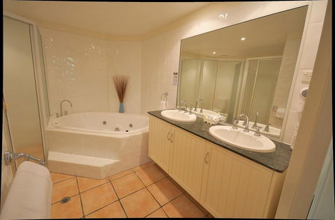 Cayman Villas Port Douglas - Accommodation Gladstone 12