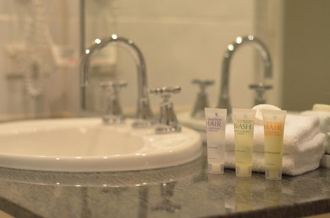 Cayman Villas Port Douglas - Accommodation Gladstone 13