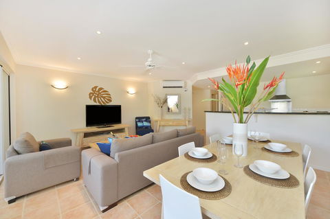 Cayman Villas Port Douglas - Accommodation Gladstone 43