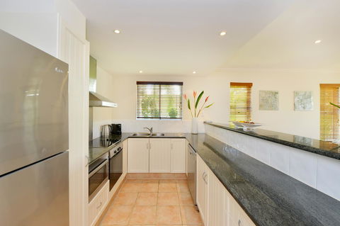 Cayman Villas Port Douglas - Accommodation Gladstone 42