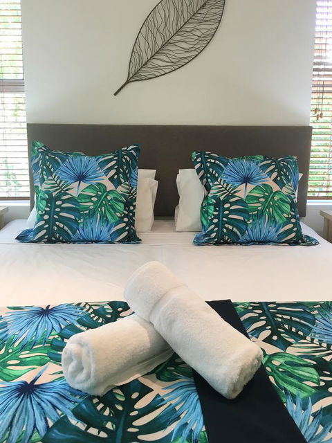Cayman Villas Port Douglas - Accommodation Gladstone 17