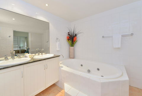 Cayman Villas Port Douglas - Accommodation Gladstone 24
