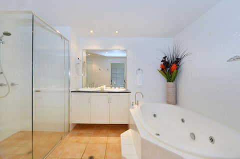 Cayman Villas Port Douglas - Accommodation Gladstone 23