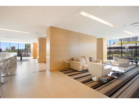 Luxury 3 Bedroom In Heart Of Broadbeach - Accommodation Gladstone 8