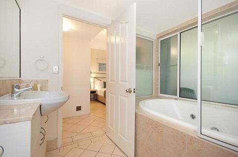 The Newport On Macrossan - Adults Only - Accommodation Gladstone 2