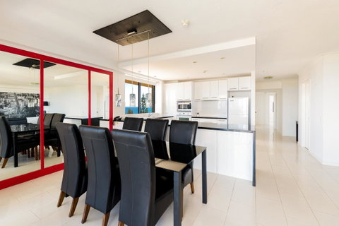 Burgess @ Kings Beach Apartments - Accommodation Gladstone 17