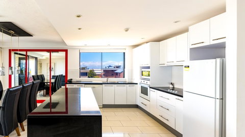 Burgess @ Kings Beach Apartments - Accommodation Gladstone 13
