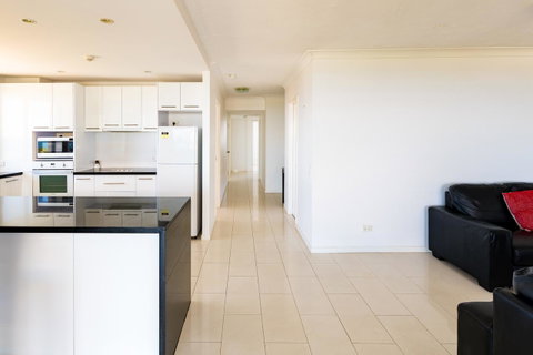 Burgess @ Kings Beach Apartments - Accommodation Gladstone 14