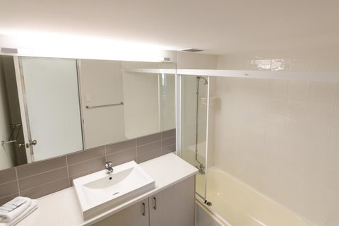 Burgess @ Kings Beach Apartments - Accommodation Gladstone 36