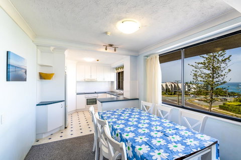 Burgess @ Kings Beach Apartments - Accommodation Gladstone 32