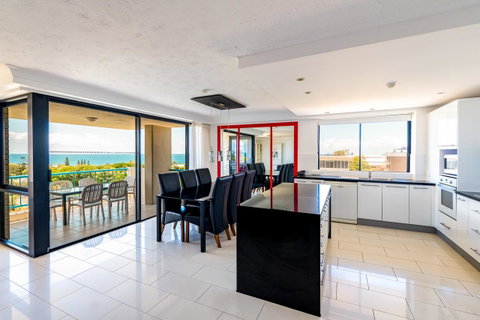 Burgess @ Kings Beach Apartments - Accommodation Gladstone 12
