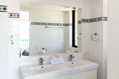 Burgess @ Kings Beach Apartments - Accommodation Gladstone 15