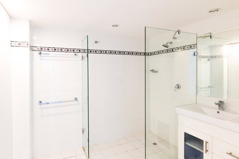 Burgess @ Kings Beach Apartments - Accommodation Gladstone 9