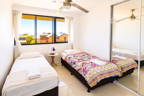 Burgess @ Kings Beach Apartments - Accommodation Gladstone 18