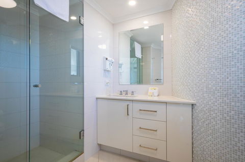 Aegean Resort Apartments - Accommodation Gladstone 12