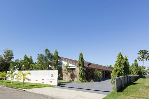 Marcol Place Holiday Apartments - Accommodation Gladstone 0
