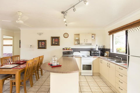 Marcol Place Holiday Apartments - Accommodation Gladstone 4