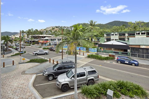 Location! 2BR Town View Unit In Centre Of Airlie. - Accommodation Gladstone 1