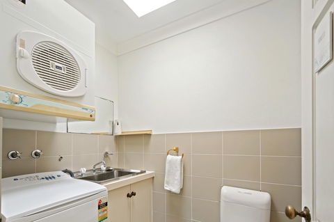 Location! 2BR Town View Unit In Centre Of Airlie. - Accommodation Gladstone 18