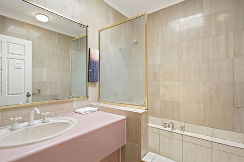 Location! 2BR Town View Unit In Centre Of Airlie. - Accommodation Gladstone 3