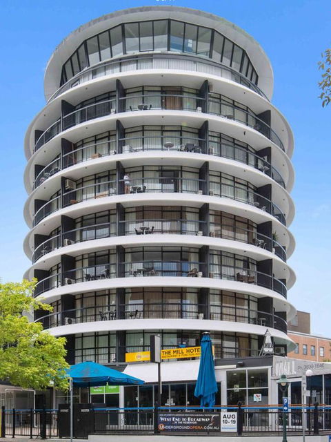 Madison Tower Mill Hotel - Accommodation Gladstone 0