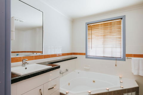 Apple Blossom Cottages - Accommodation Gladstone 9