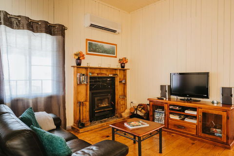 Apple Blossom Cottages - Accommodation Gladstone 6