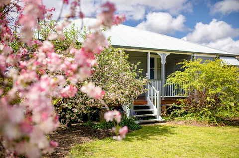 Apple Blossom Cottages - Accommodation Gladstone 1