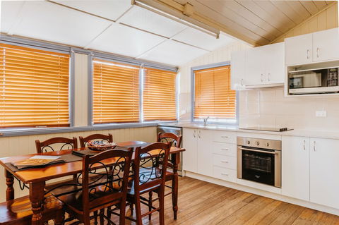 Apple Blossom Cottages - Accommodation Gladstone 7
