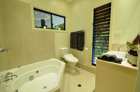 Misty Mountains Rainforest Retreat - Accommodation Gladstone 12