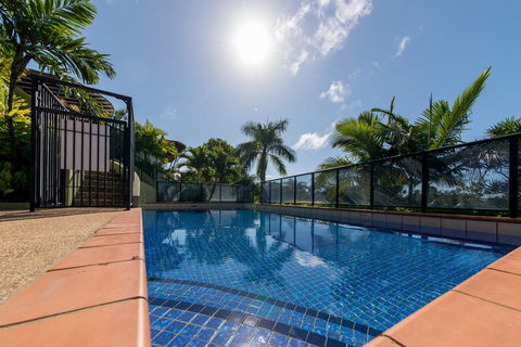 Paradise Penthouse At Waves - Airlie Beach - Accommodation Gladstone 2