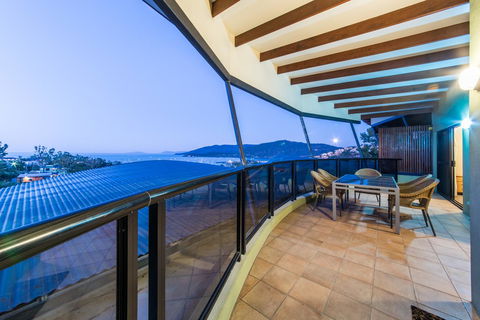 Paradise Penthouse At Waves - Airlie Beach - Accommodation Gladstone 24