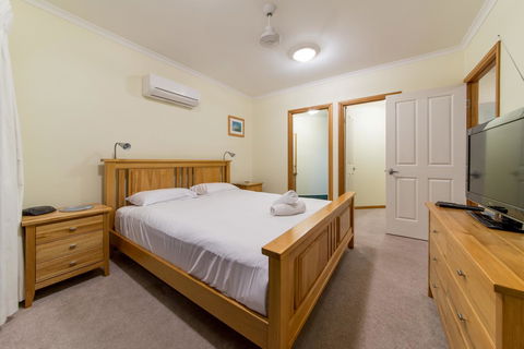 Paradise Penthouse At Waves - Airlie Beach - Accommodation Gladstone 12