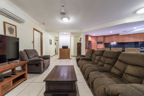 Paradise Penthouse At Waves - Airlie Beach - Accommodation Gladstone 8