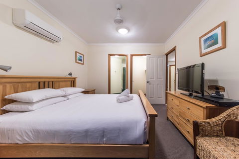 Paradise Penthouse At Waves - Airlie Beach - Accommodation Gladstone 11