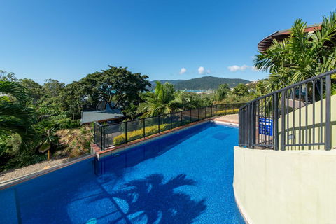 Paradise Penthouse At Waves - Airlie Beach - Accommodation Gladstone 0