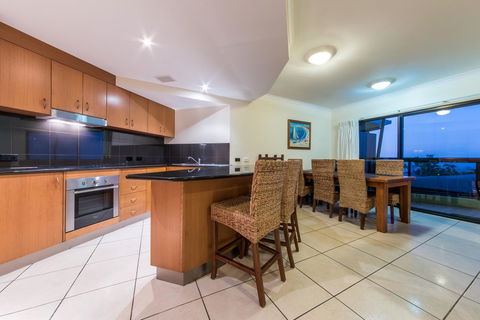 Paradise Penthouse At Waves - Airlie Beach - Accommodation Gladstone 4