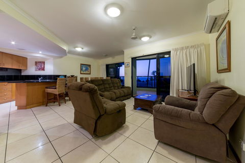 Paradise Penthouse At Waves - Airlie Beach - Accommodation Gladstone 10
