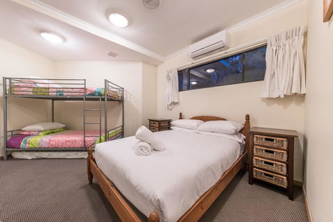 Paradise Penthouse At Waves - Airlie Beach - Accommodation Gladstone 16