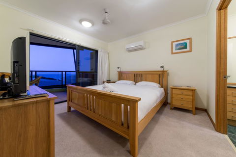 Paradise Penthouse At Waves - Airlie Beach - Accommodation Gladstone 13