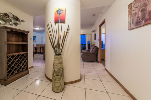 Paradise Penthouse At Waves - Airlie Beach - Accommodation Gladstone 19