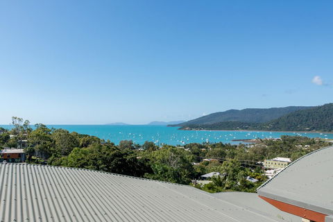 Paradise Penthouse At Waves - Airlie Beach - Accommodation Gladstone 31
