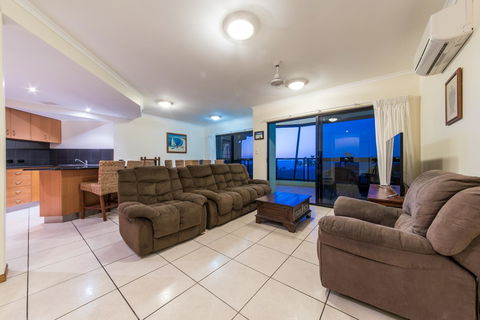 Paradise Penthouse At Waves - Airlie Beach - Accommodation Gladstone 9