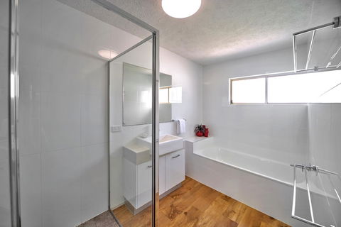 Surf Dance Apartments - Accommodation Gladstone 26