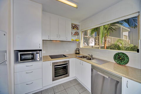 Surf Dance Apartments - Accommodation Gladstone 15